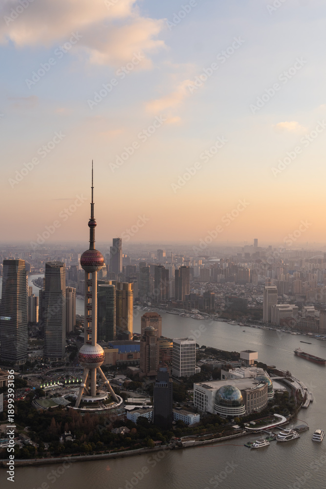 Obraz premium Shanghai, China: Aerial panoramic view of a dramatic sunset over Shanghai skyline with the Hangpu river and the Pudong financial district in China.