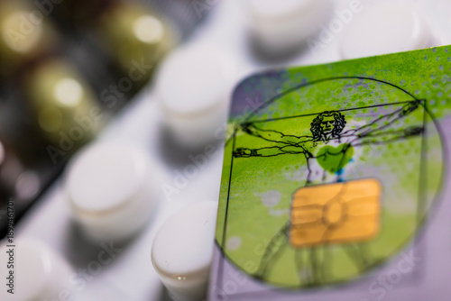 Gesundheitskarte, Versichertenkarte liegt auf einer Packung, Blister, Tabletten