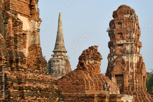 Obraz na plátne Ancient brick prang and stupa towers at Ayutthaya temple ruin