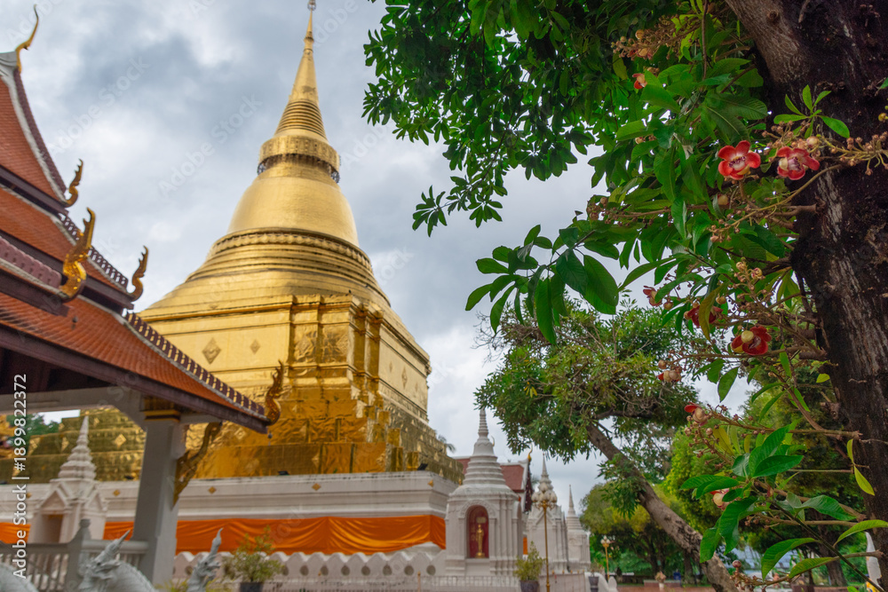 Obraz premium architectural element of the Wat Kaew don Tao Suchadaram, a temple in Lampang, Thailand