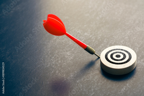 Foto The red dart almost hit the target, but not precise enough to reach the main ide