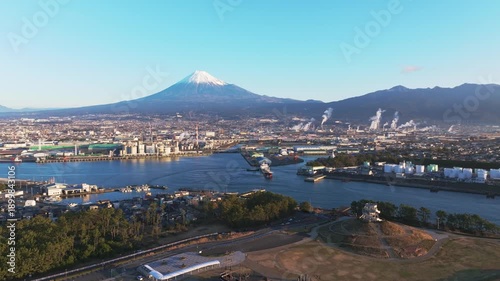 早朝の田子の浦港と富士山（静岡県富士市）