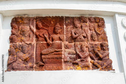 Foto Serene statue of Gautama Buddha at Dhauligiri, Odisha, symbolizes peace, nonviolence, and enlightenment, overlooking historic hills where Kalinga War transformed Emperor Ashoka forever revered