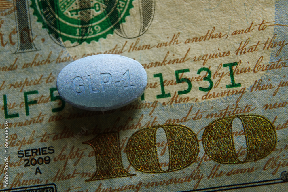 Obraz premium Closeup of a GLP-1 pill on a US hundred dollar bill