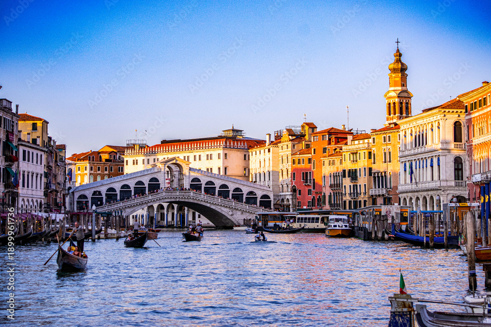 Naklejka premium View of the famous Rialto Bridge in Venice (Italy)