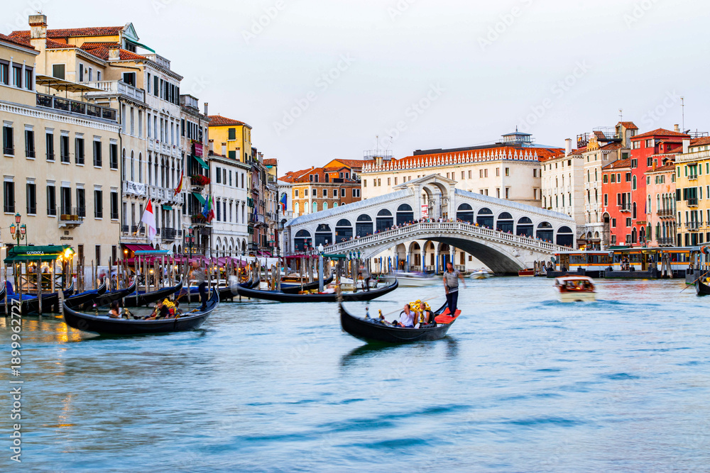 Fototapeta premium View of the famous Rialto Bridge in Venice (Italy)