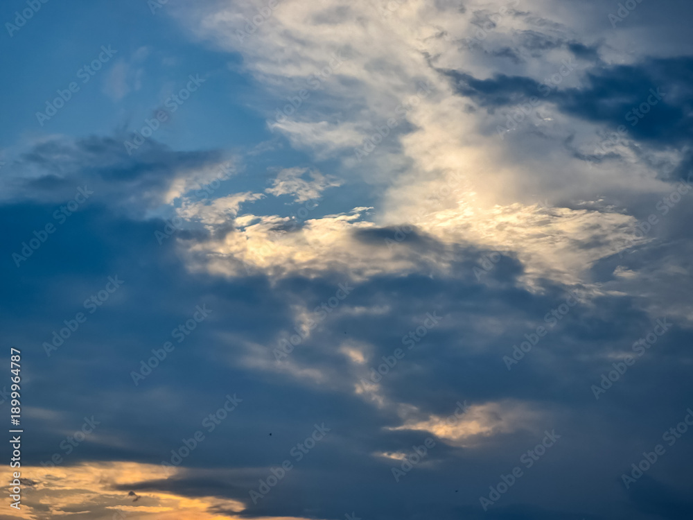 Obraz premium Dramatic Cloudy Sky Background with Golden Sunset Sunlight