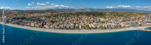 Panel kuchenny z motywem Panoramic aerial view of Catanzaro Lido, Calabria, Italy. It is the seaside district of the Calabrian capital. There are houses, buildings, and a waterfront promenade overlooking the Ionian Sea.