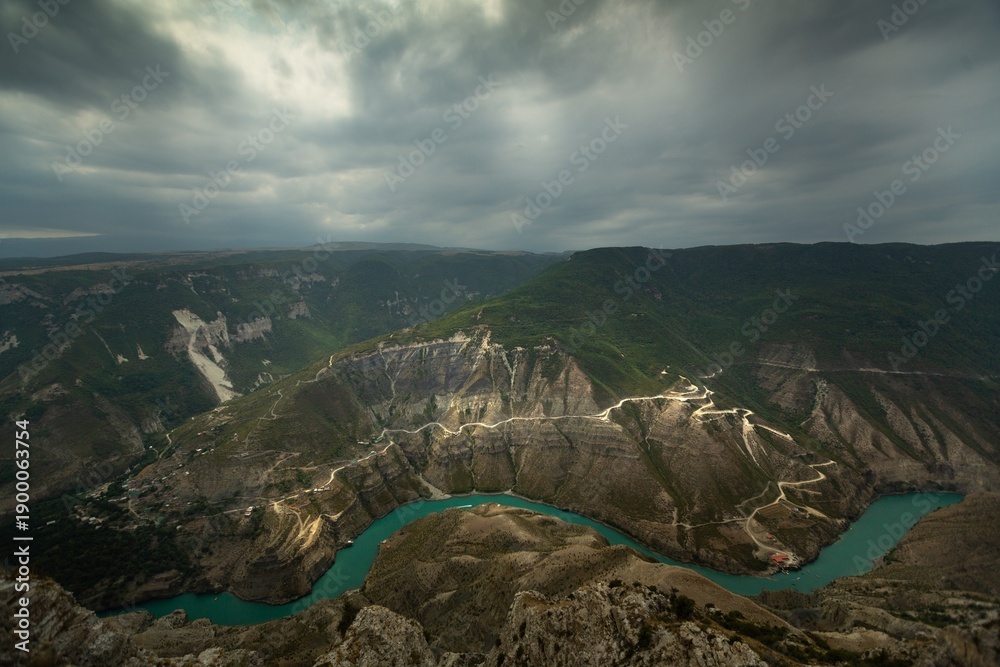 Obraz premium Mountain landscape valley panorama and elevator