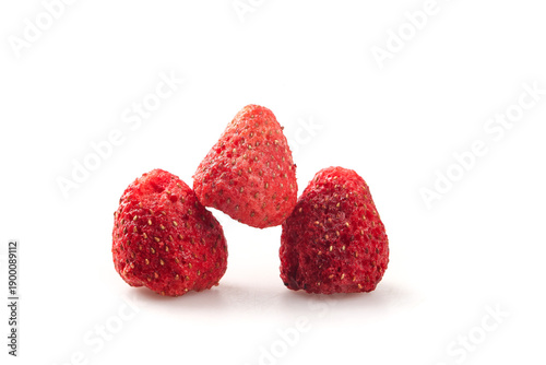 Foto Freeze Dried Strawberry Snacks - Popular Delicious Fruit Treats on White Backgro