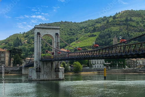 La passerelle Marc Seguin entre Tain l'Hermitage et Tournon-sur-Rhône