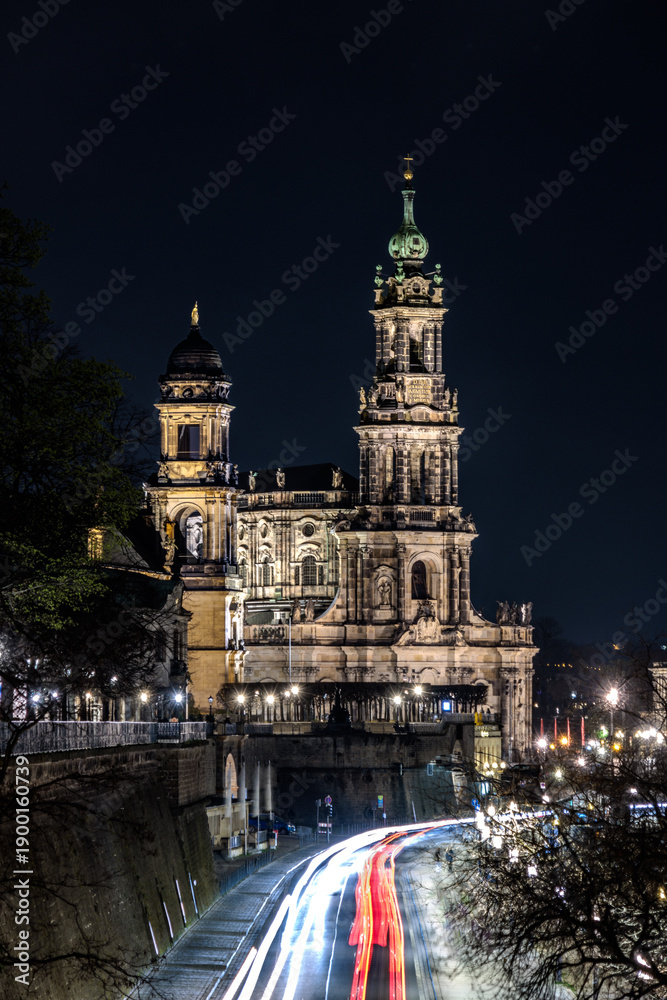 Obraz premium Dresdner Hofkirche bei Nacht mit dynamischen Lichtspuren des Verkehrs