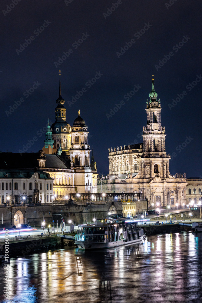 Fototapeta premium Dresdner Altstadtpanorama bei Nacht mit Fahrgastschiff auf der Elbe