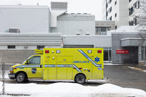 Ambulance devant urgence hôpital, jour, horizontal