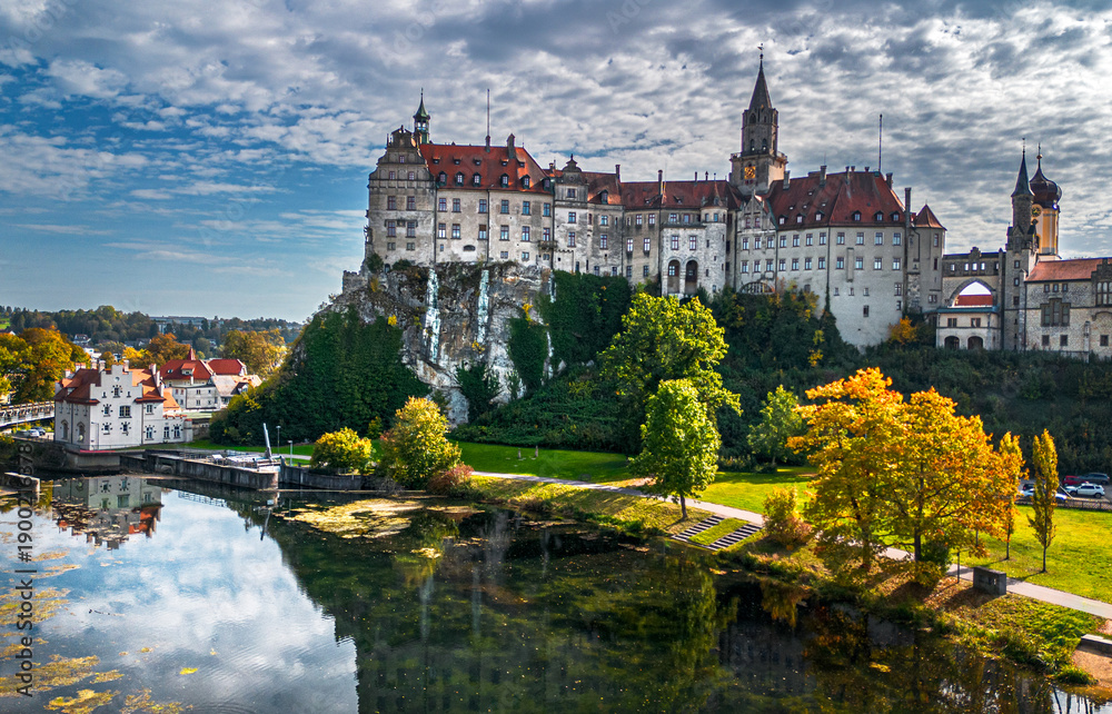 Fototapeta premium A beautiful view of the Sigmaringen Castle on cliff Schwarzwald, Dynasty Hohenzollern, tourist attraction in Baden Wurttemberg, Germany