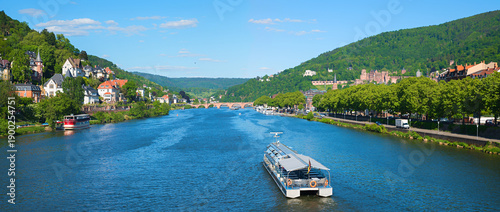 Tableau sur toile passenger ship at blue Neckar river, old town of Heidelberg with historic castle