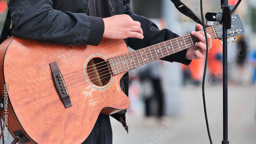 Foto Musician playing acoustic guitar during an outdoor street performance