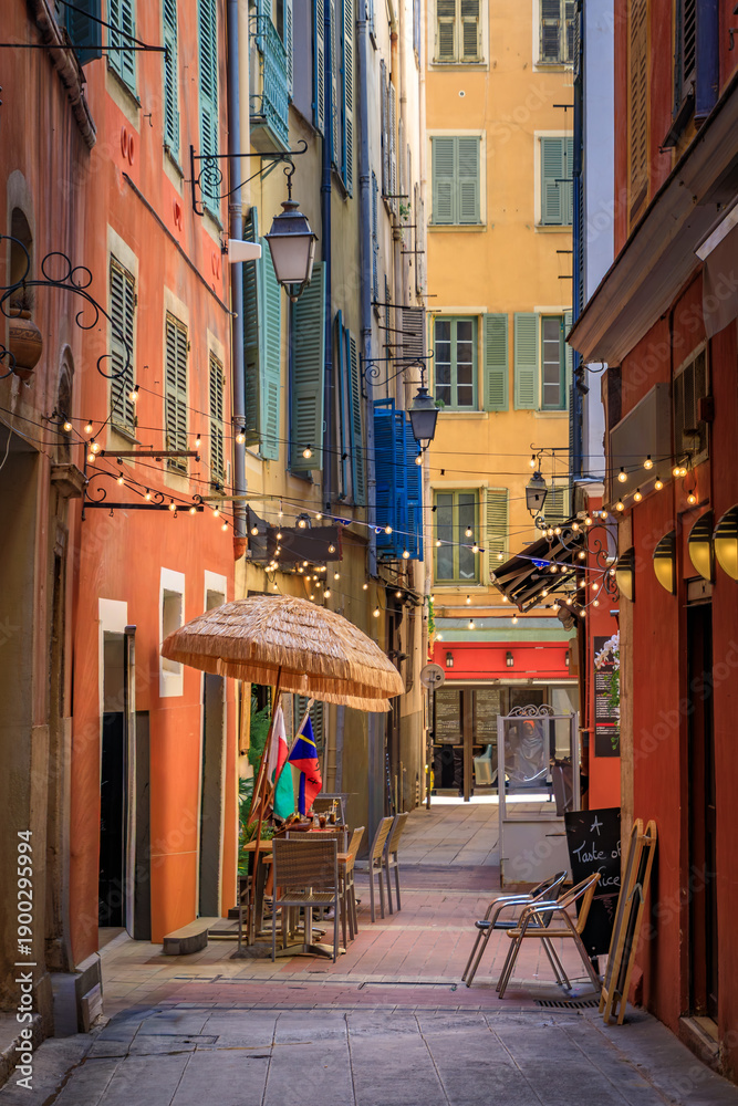 Obraz premium Al fresco tables at an outdoor restaurant in a picturesque street, Nice, France