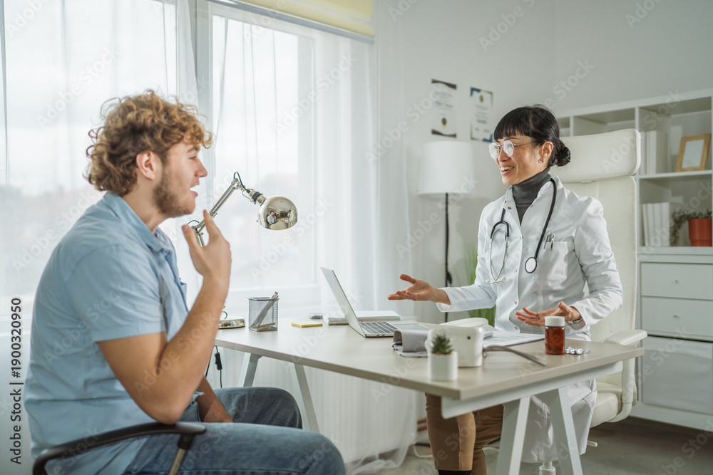 Obraz premium Doctor consulting patient about health issues in clinic