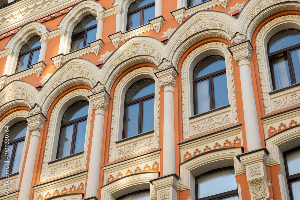 Obraz premium Ornate historical building facade featuring arched windows and decorative architectural details