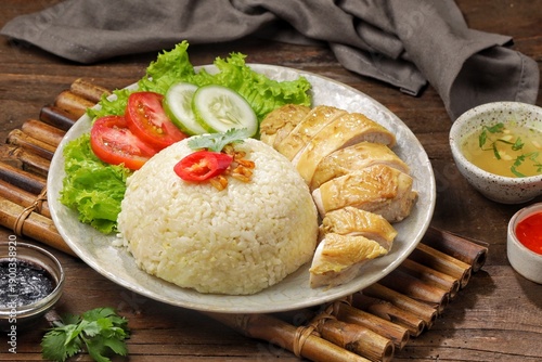 Hainanese chicken rice is a typical Chinese dish that is widely found in Singapore and Malaysia. Nasi hainan