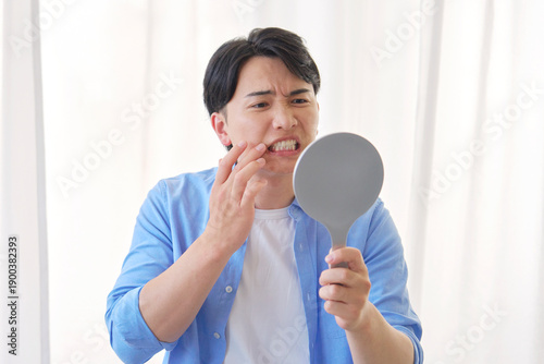 Wallpaper Mural 鏡を見る虫歯に悩む男性　20代 Torontodigital.ca