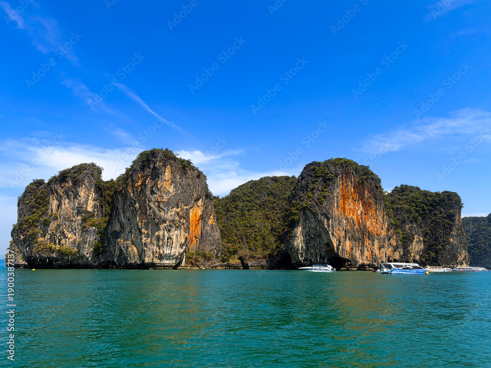 Obraz premium Island in the sea, Phuket, Thailand