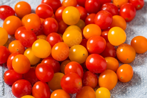 Foto Raw Organic Multi Colored Cherry Tomatoes
