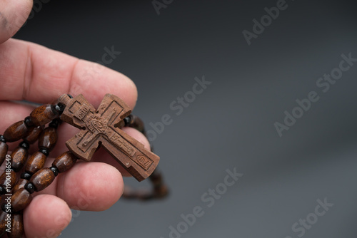 Foto a handmade wooden Orthodox Christian pectoral cross necklace with a wooden bead chain, likely featuring carvings of religious iconography