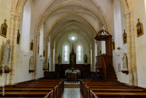 Canvastavla Elegant stone church nave with pointed arches, wooden pews, and stained glass windows create a serene and reverent atmosphere