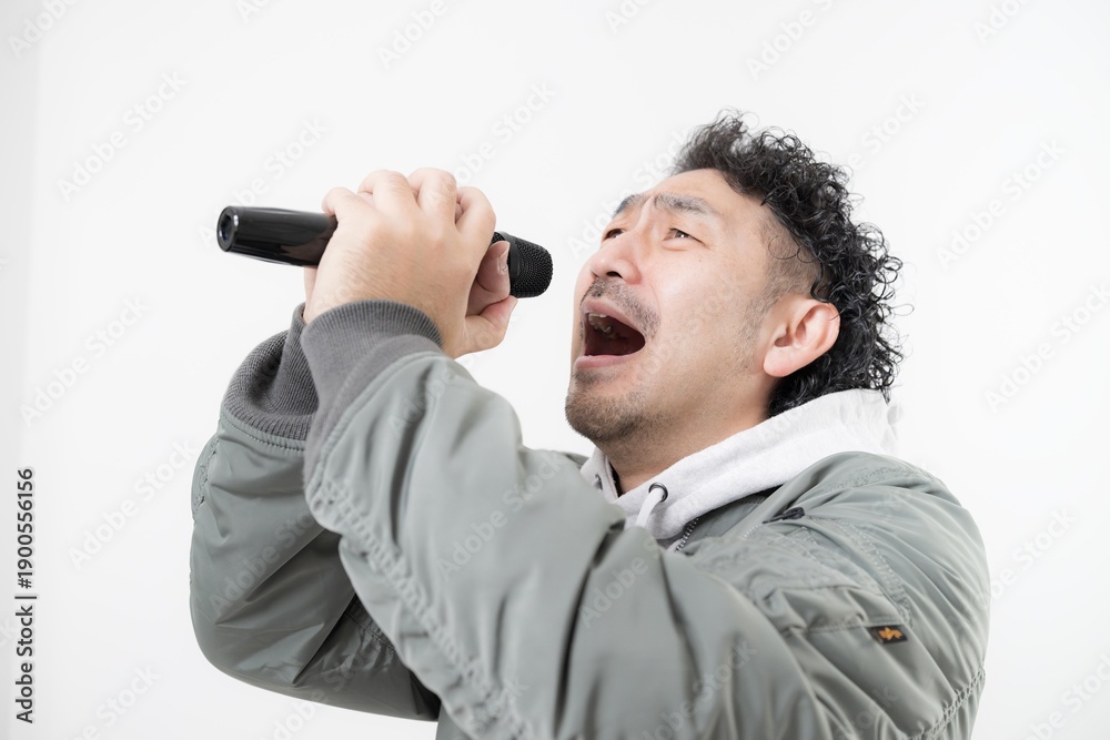 Fototapeta premium マイクを持ってロックやヘビメタなどを歌うシャウトする男性 Yeah～～～！！！