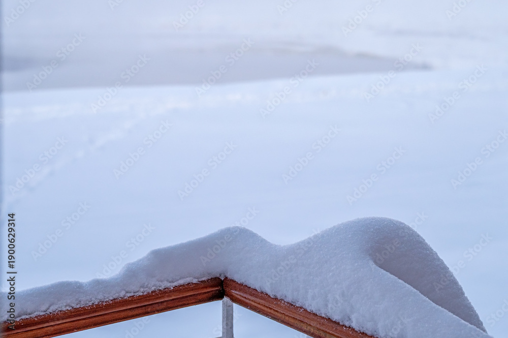 Obraz premium Snow on the balcony railing during heavy snowfall.