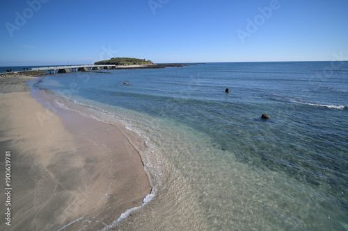 青島海岸の冬の日中風景
