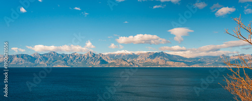 Φωτογραφία Mediterranean Sea with snowy Taurus Mountains under clear blue sky