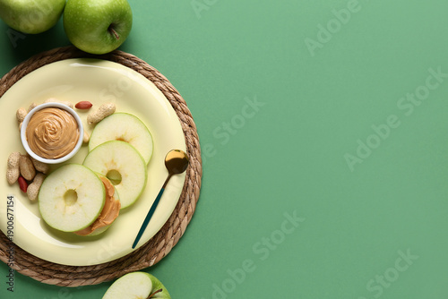 Plate with fresh apple roun...