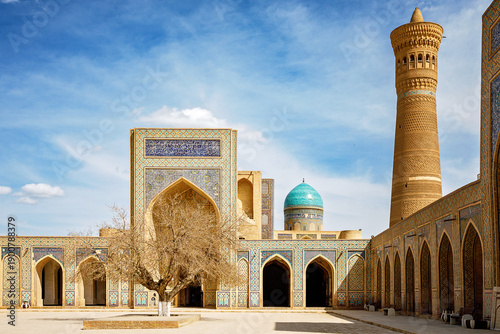 Tableau sur toile Poi Kalyan complex in Bukhara, Uzbekistan, with Kalyan Mosque, Mir-i-Arab Madras