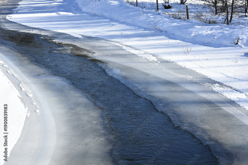 Obraz premium The Łyna River in Warmia is partially icebound in winter, Poland