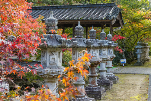 日本　広島県三原市高坂町にある佛通寺の紅葉した木々と灯籠