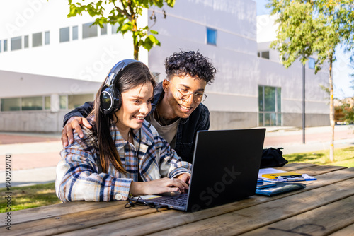 Fotografía University students studying together on laptop outdoors