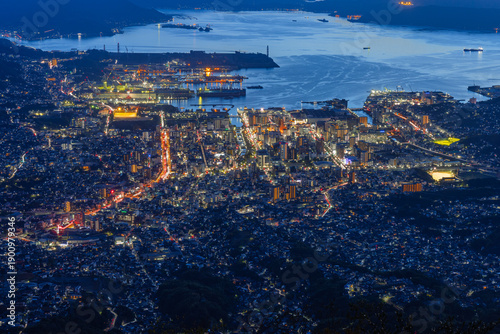 Konstfotografi 日本　広島県呉市栃原町にある灰ヶ峰の展望台から望む呉の市街地の夜景と瀬戸内海