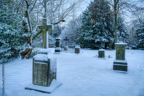Verschneiter historischer Friedhof in Düsseldorf Golzheim im Winter