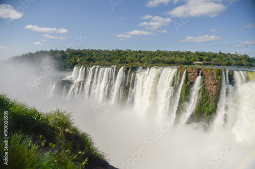 Vista imponente de las Cataratas del Iguazú, rodeadas de selva tropical, en la frontera entre Argentina y Brasil. Maravilla natural declarada Patrimonio Mundial por la UNESCO y destacado destino turís