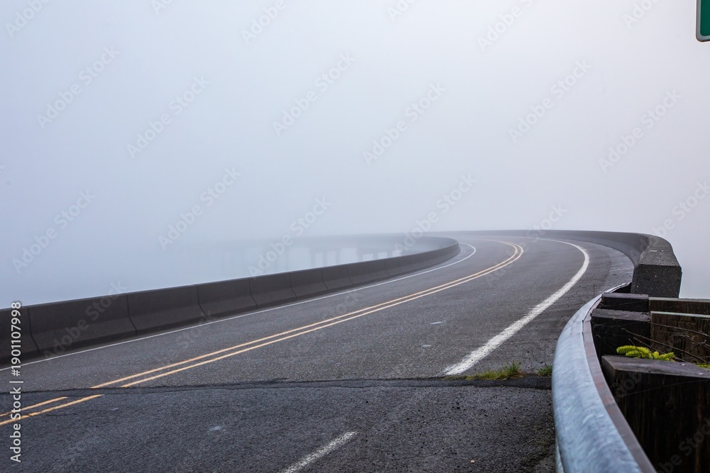 Obraz premium empty road in the countryside
