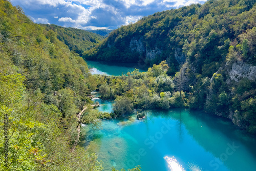 Wallpaper Mural Holzpfad entlang leuchtend blauem Wasser der Plitvicer Seen, Plitvicer Seen, Lika-Senj, Kroatien Torontodigital.ca