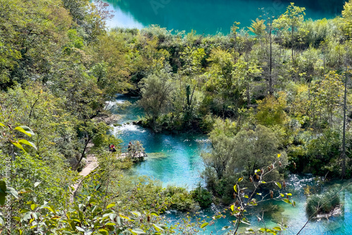 Wallpaper Mural Aussicht auf türkisfarbene Kaskaden mit Holzsteg, Plitvicer Seen, Lika-Senj, Kroatien Torontodigital.ca