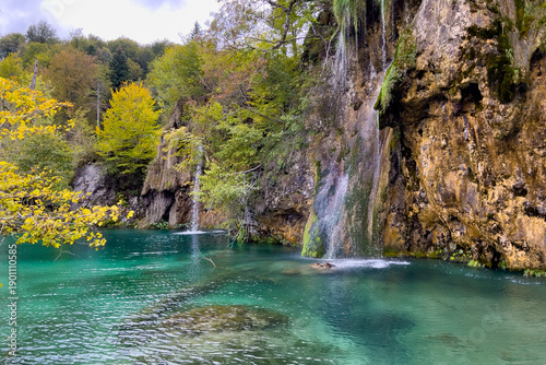 Wallpaper Mural Wasserfall mit türkisfarbenem See im Plitvicer Nationalpark, Plitvicer Seen, Lika-Senj, Kroatien Torontodigital.ca
