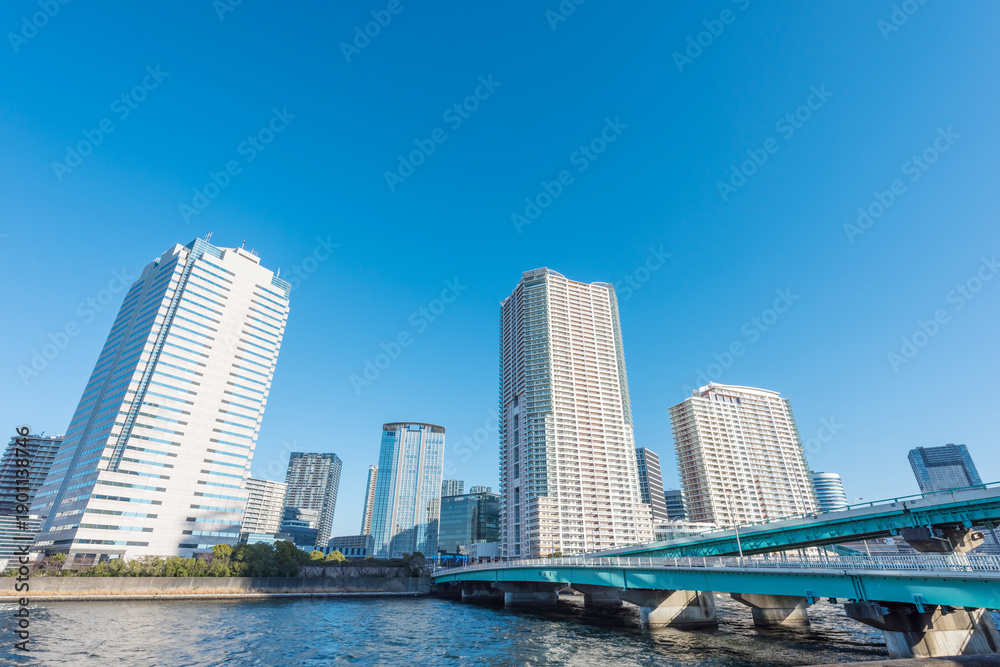 Naklejka premium 東京のベイエリアに建つ高層マンション群