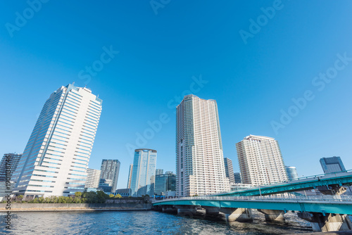東京のベイエリアに建つ高層マンション群