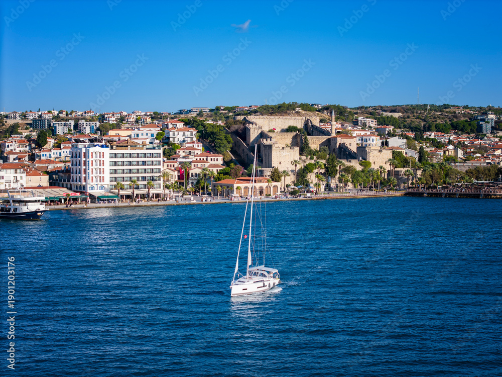 Obraz premium Cesme Turkey: Town Views with the Historic Castle