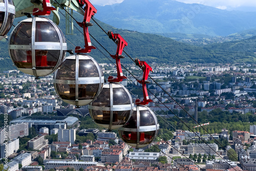 Wallpaper Mural Mehrere kugelförmige Seilbahnkabinen mit Blick über Grenoble und Alpenvorland, Grenoble, Auvergne-Rhône-Alpes, Frankreich Torontodigital.ca
